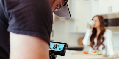 Videografo realizando un video con una camara