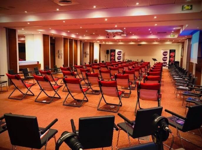 une salle de TCH avec les fauteuils rouges et noirs