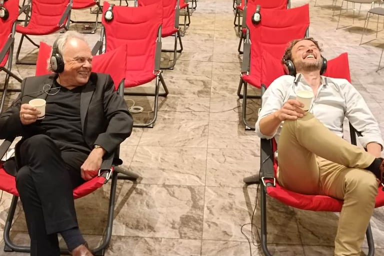 jean-jacques charbonier est assis dans un fauteuil rouge dans une salle de TCH