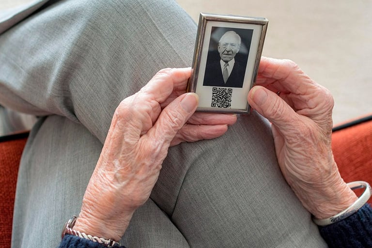 abuela con foto en mano