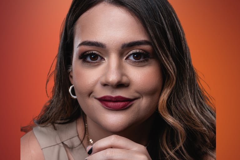 Retrato profissional de mulher sorrindo, fundadora da ExpatriTax Brasil