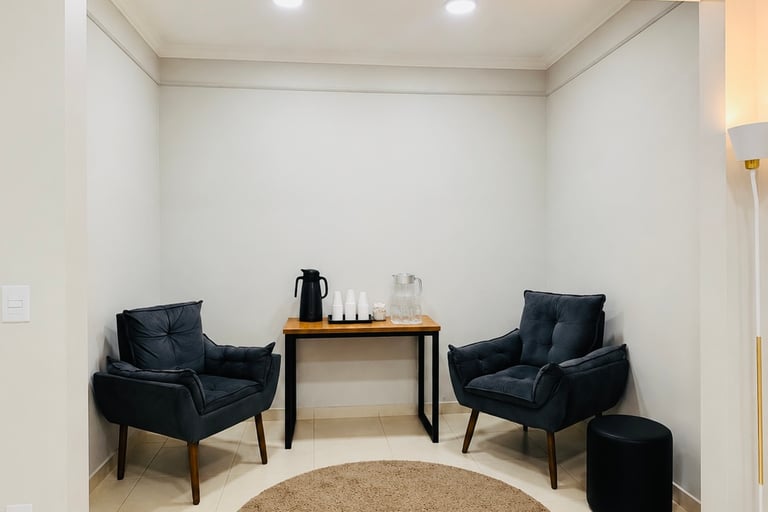 Mesa para até 14 pessoas em sala de reunião