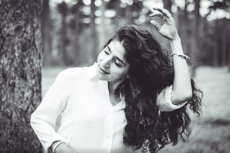 photographe de portrait, style nature, photo en noir et blanc