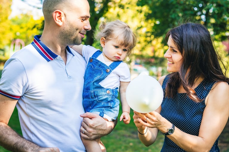 photographe de famille, lifestyle, dans un parc, lumière naturelle