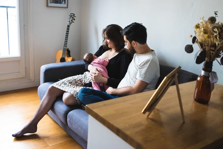 photographe de naissance, à domicile, lumière naturelle, allaitement