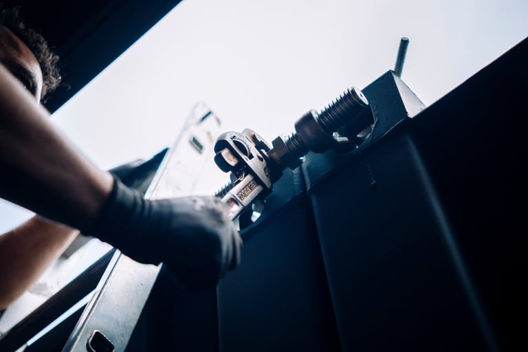 Proceso de montaje en construcción modular con ajuste de estructura metálica en taller