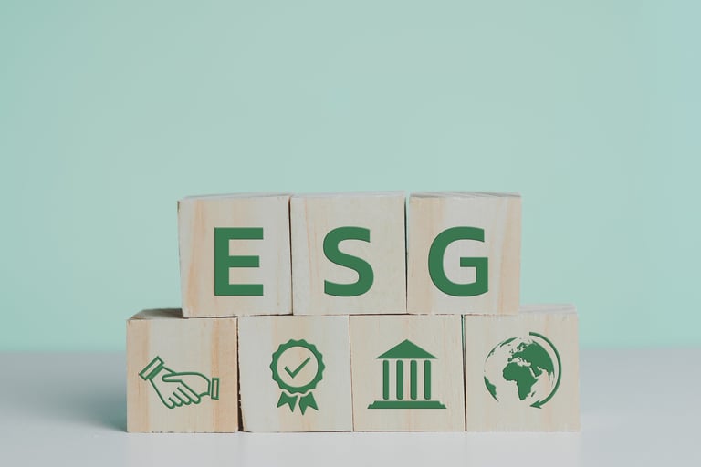 uma pilha de blocos de madeira com as letras esg neles