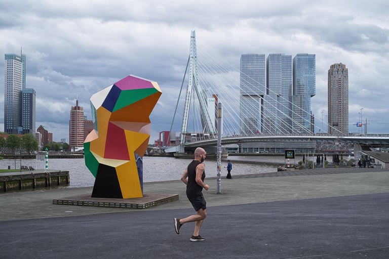 Rotterdam Blick auf die Erasmusbrücke mit Jogger im Vordergrund