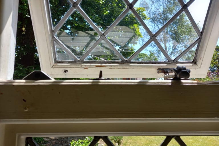 broken lead light in timber window
