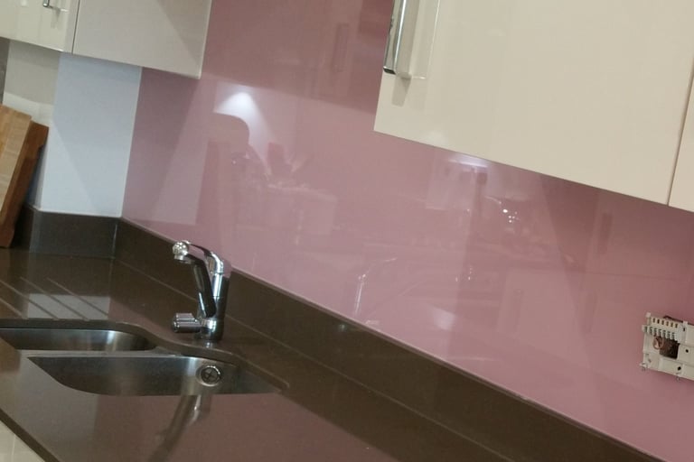 glass splash back in kitchen