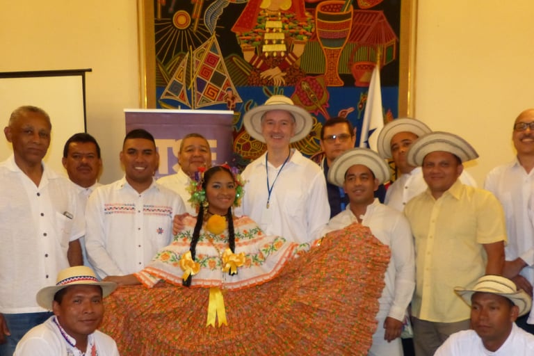 Jörg Grube mit Panama Hut mit der Lehrergruppe und einer Tänzerinin
