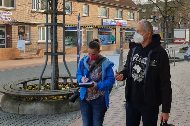 Jörg Grube bei einem Interview auf der Straße