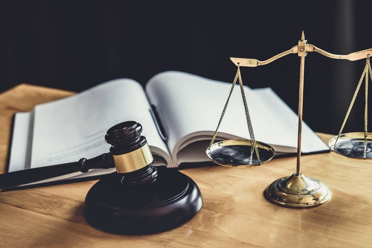 un livre, un marteau et une bascule symbolisent la justice