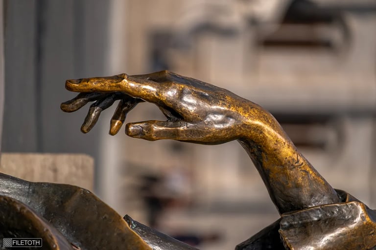 Close-up of József Attila’s sculpted hand, capturing the poet’s contemplative gesture.