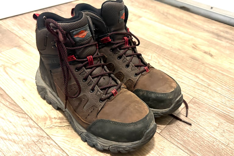 SOLID BOOTS