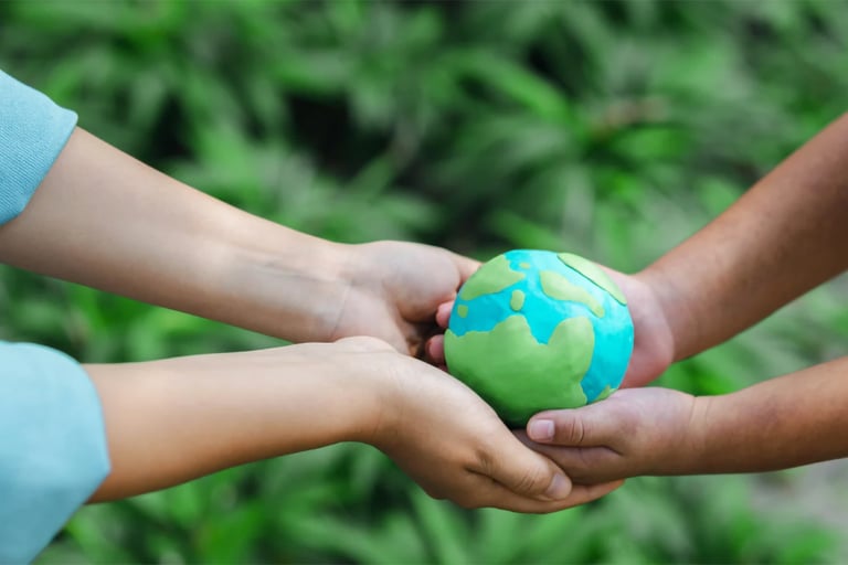 2 kinderen die een wereldbol vasthouden en milieuvriendelijkheid uitbeelden