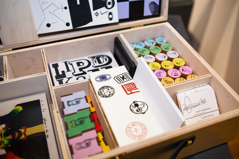 The suitcase is open. Inside, you can see many educational elements. 
