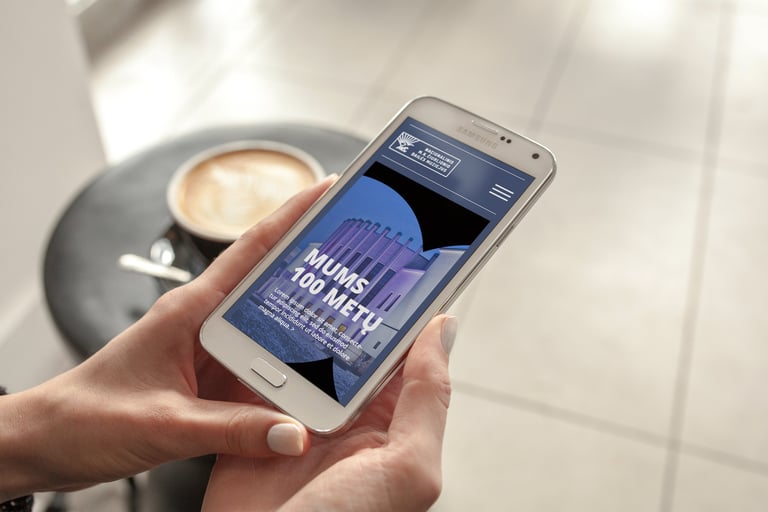 Mobile phone in hand with a view of the Museum's website.