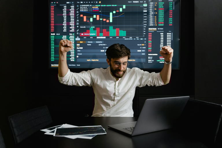 Hombre celebra resultados positivos gracias a la solución de datos de Cuvo.
