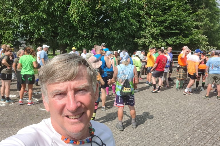 A group of hashers before a trail