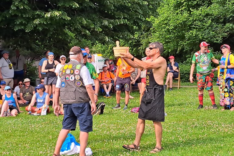 Hash circle with large drinking vessel presentation