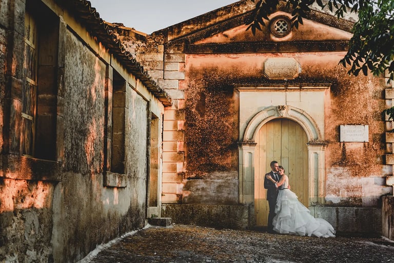 sposi al tramonto in Sicilia