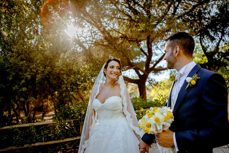 sposa felice in una pineta di ragusa