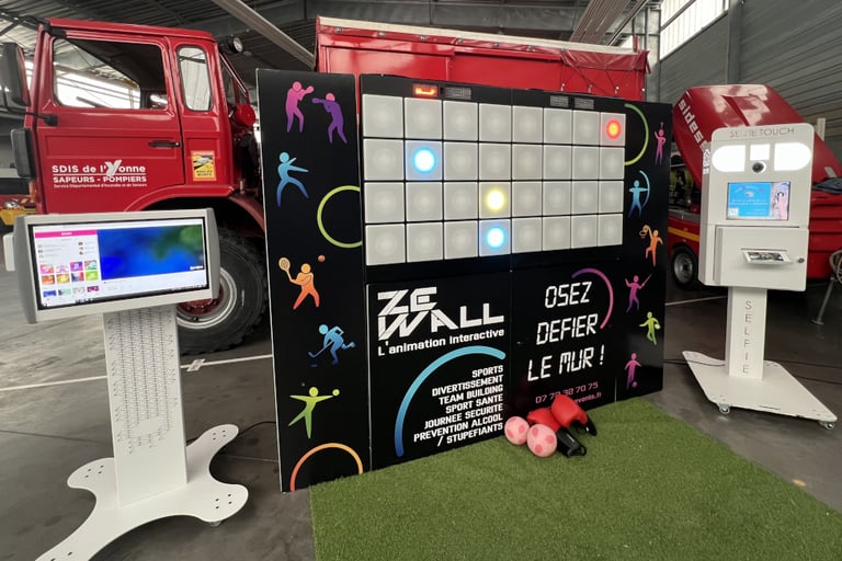 Photographie de la borne karaoké, de la borne photo et du mur digital interactif.