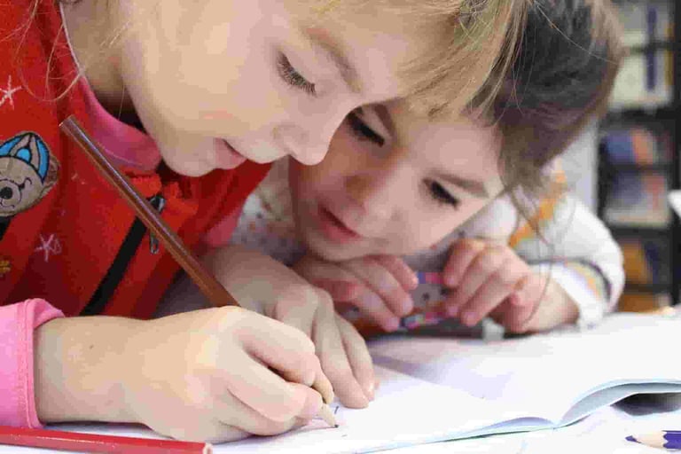 Image d'enfants en CP ou primaire qui pourraient bénéficier d'un suivi de graphopédagogie.