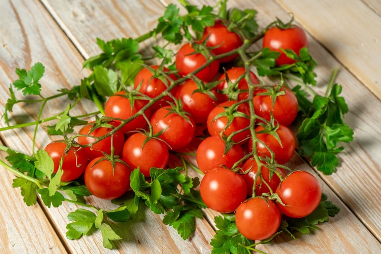 pomodori rossi su tagliere di legno