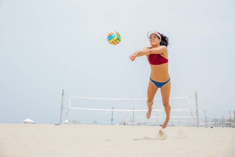joueuse de beach tennis sur la plage