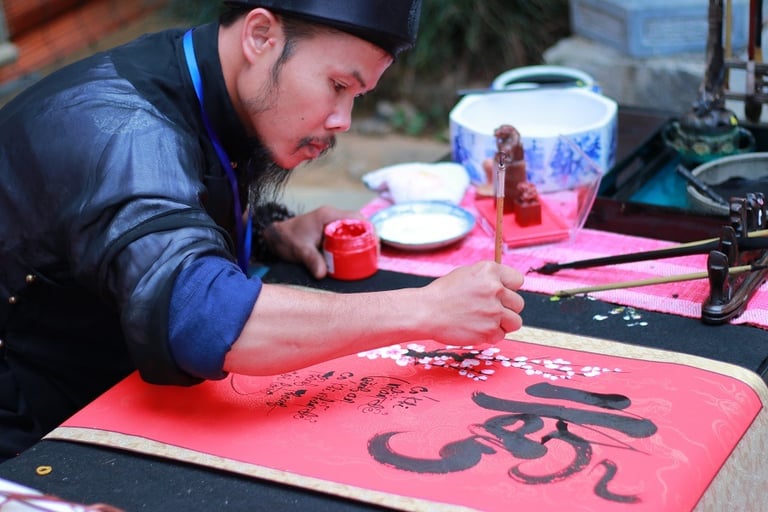 Maître calligraphe au pinceau