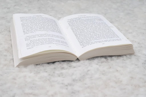 Un livre papier ouvert