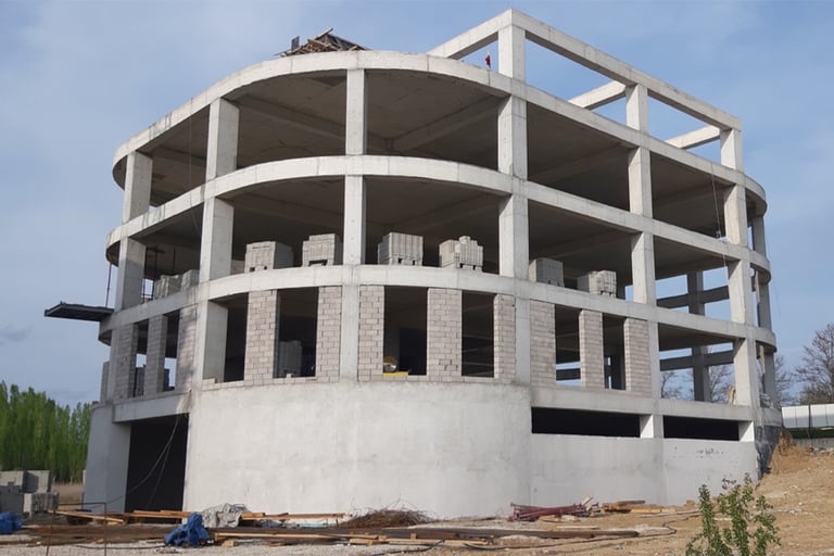 Ankara Esenboğa Havalimanı’nın yakınında; iki yapıdan oluşan, tamamlanmış bir inşaat projesi.