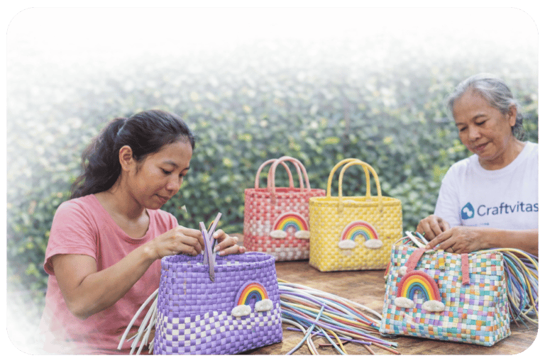 Proses pembuatan tas anyaman handmade Craftvitas Indonesia yang dikerjakan secara manual oleh pengrajin