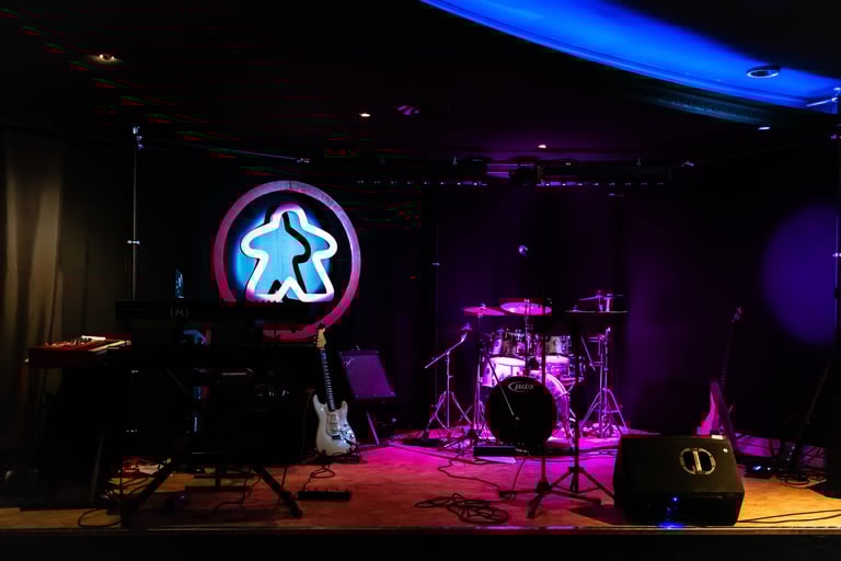scène de concert avec des instruments de musique