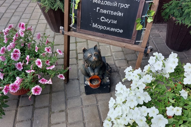 Cat statue at Sportivnaya 4A
