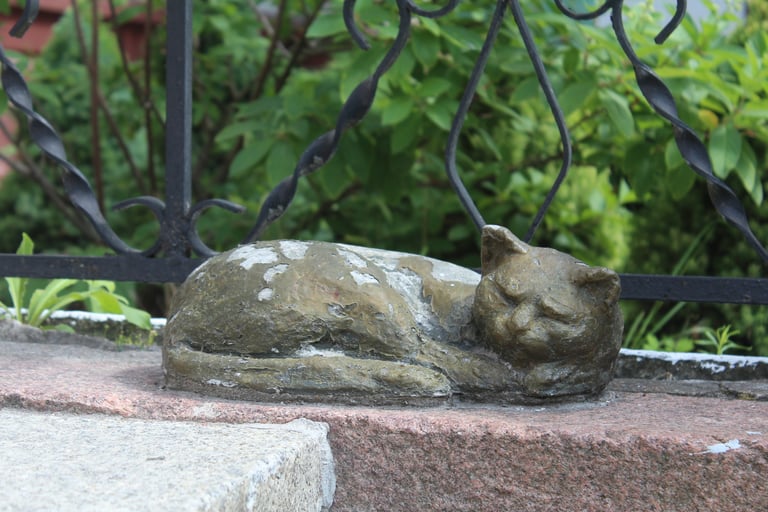 Cat statue at Pionerskaya 5