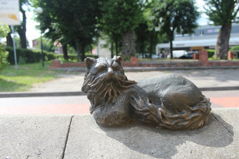 Cat statue at Ploshchad' Chernyakhovskogo