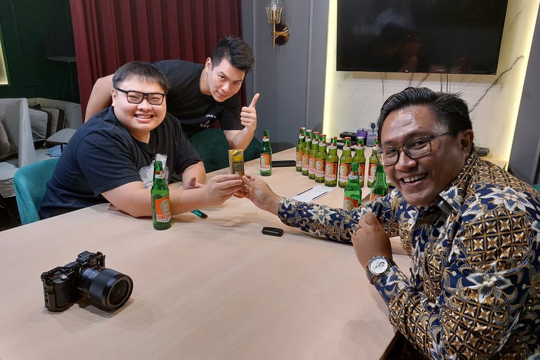 Berfoto bersama dengan Steven Ndut dan Andy Sugar saat diundang membuat podcast bersama.