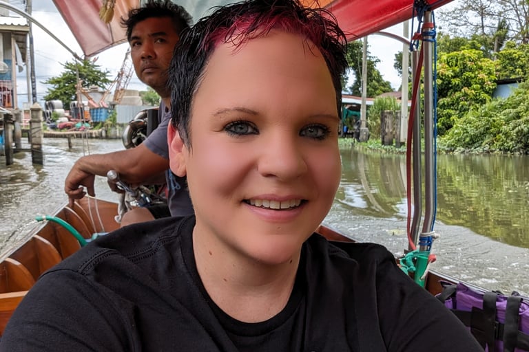 Britt in Bangkok im Longtailboot auf einer Khlong Tour