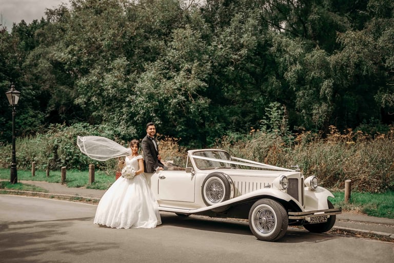 Wedding couple with vintage car, shot by Fred Art Studio