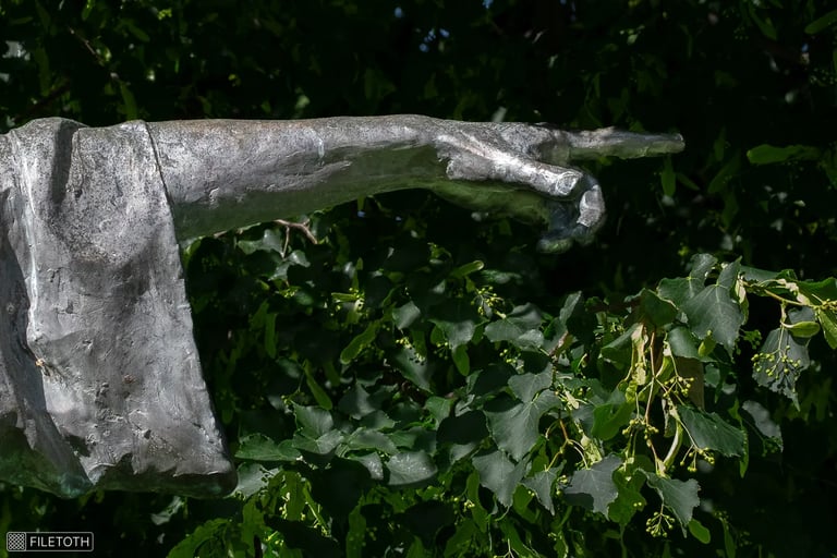 Left hand of Bánk, the viceroy, held horizontally, index finger pointing ahead.