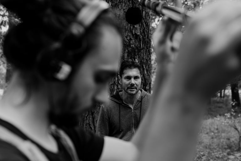 Ingénieur du son prenant une prise son sur un tournage de cinéma