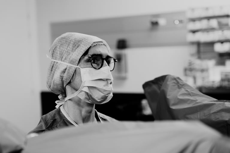 Médecin chirurgien pratiquant une opération chirurgicale Ramsay Santé