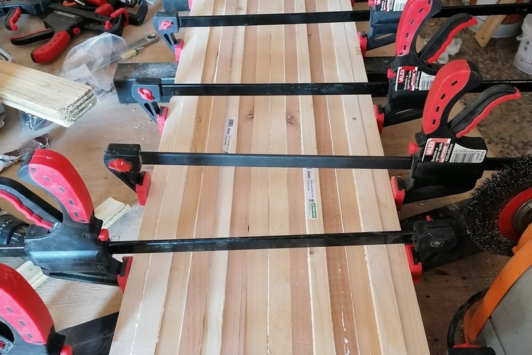 incollaggio dei listelli per uno snowboard artigianale