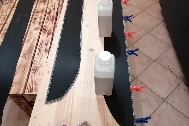 applicazione delle lamine su splitboard artigianale