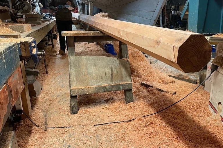 Solid mast spar shipwright
