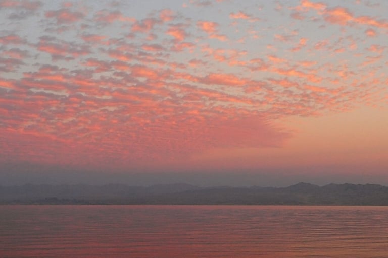 Romantischer Sonnenuntergang mit Meerblick vom Strand in Ägypten