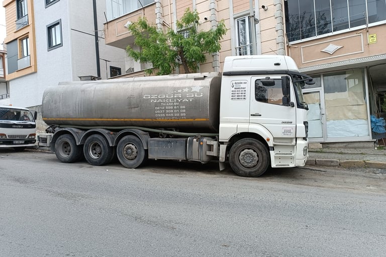 a truck with a tankless tank on it